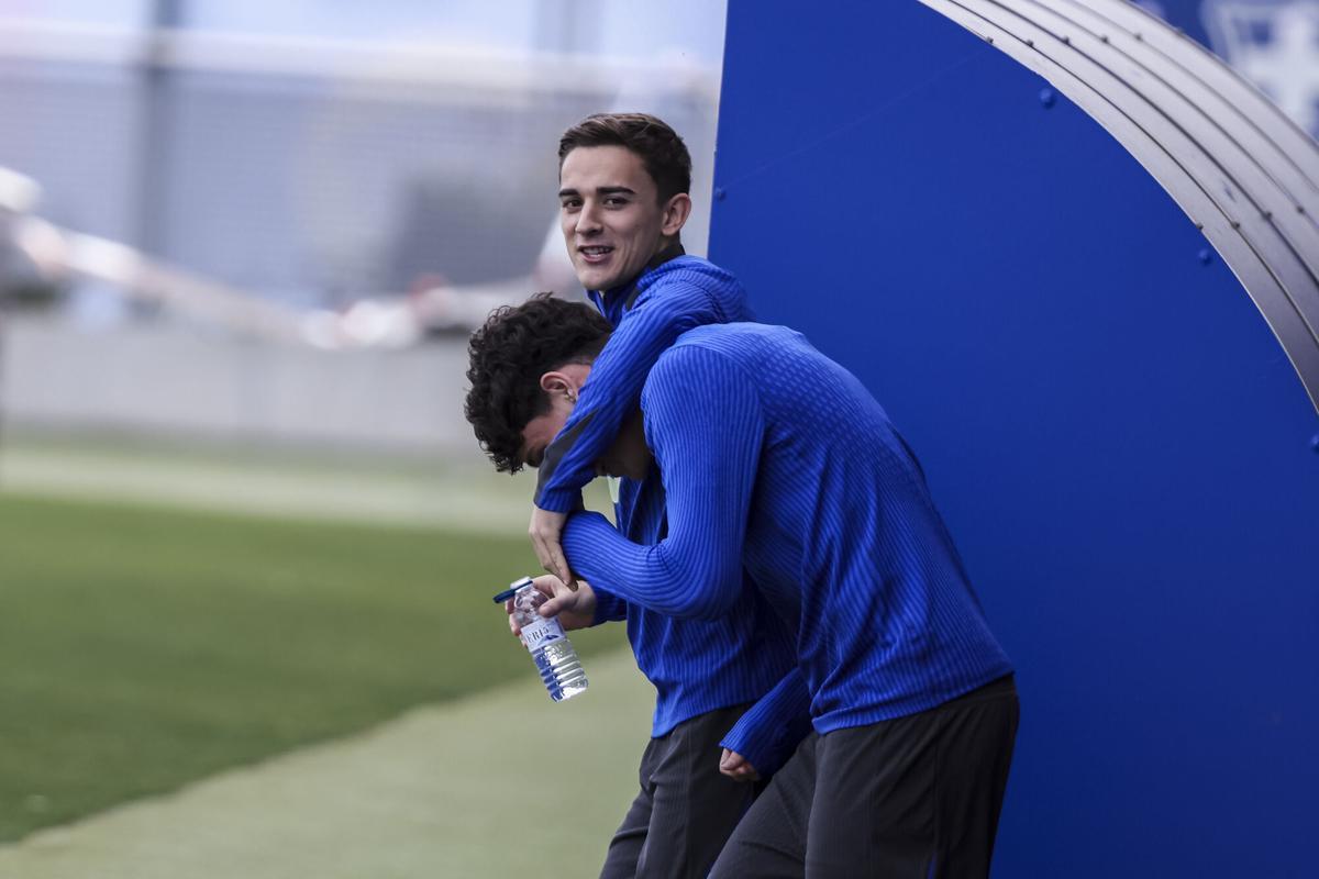 Pablo Martin Gavira, Gavi, bromea con un compañero al salir al campo de entrenamiento.