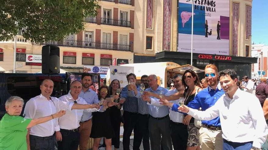 Un brindis de la delegación arousana en la plaza madrileña del Callao. // Cedida