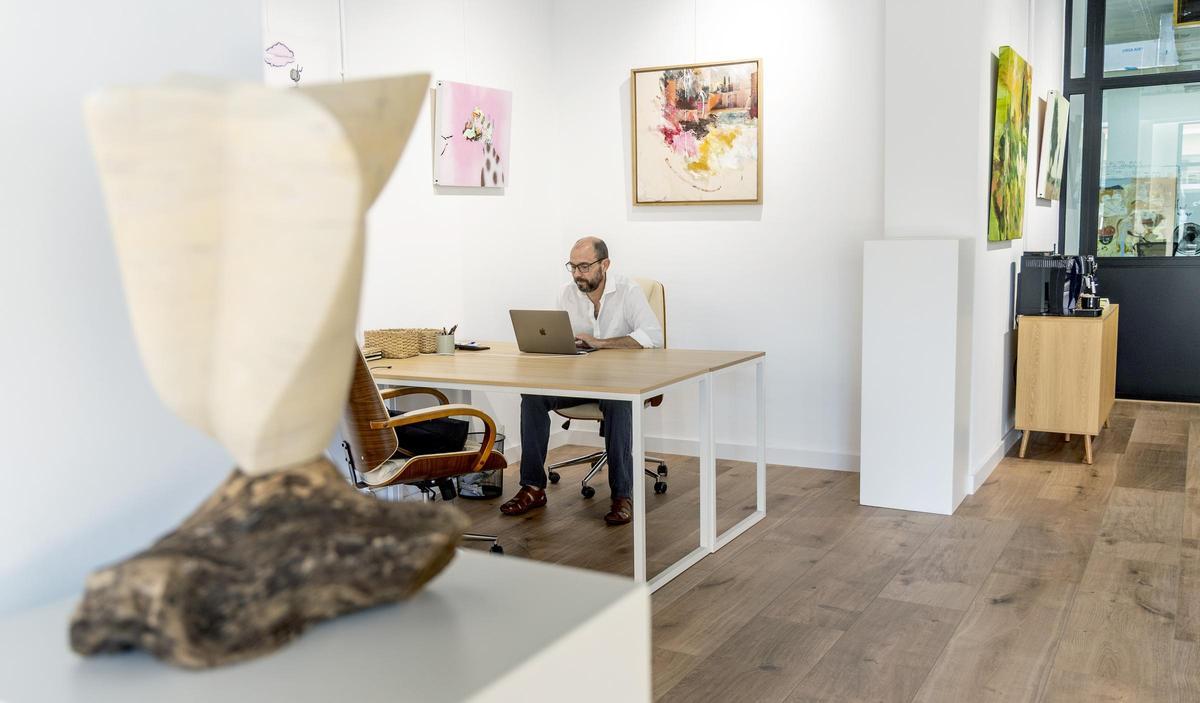 Alfonso Sánchez, rodeado de algunas obras con las que se inaugura la galería el 9 de julio