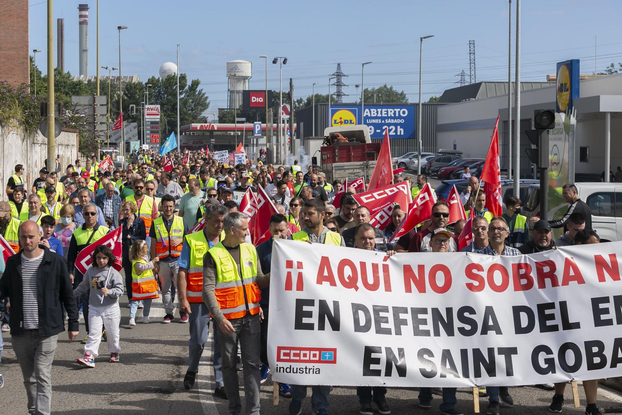 Los trabajadores de Saint-Gobain salen a la calle para frenar los despidos en Avilés