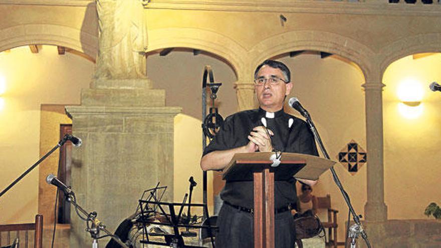 El rector leyendo el pregón en el claustro.