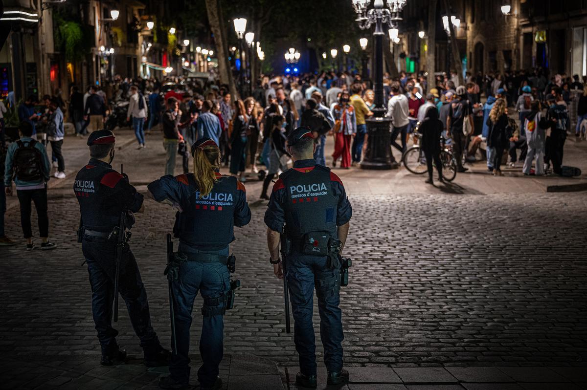 Unos Mossos controlan una aglomeración en el paseo del Born, en una imagen de archivo.