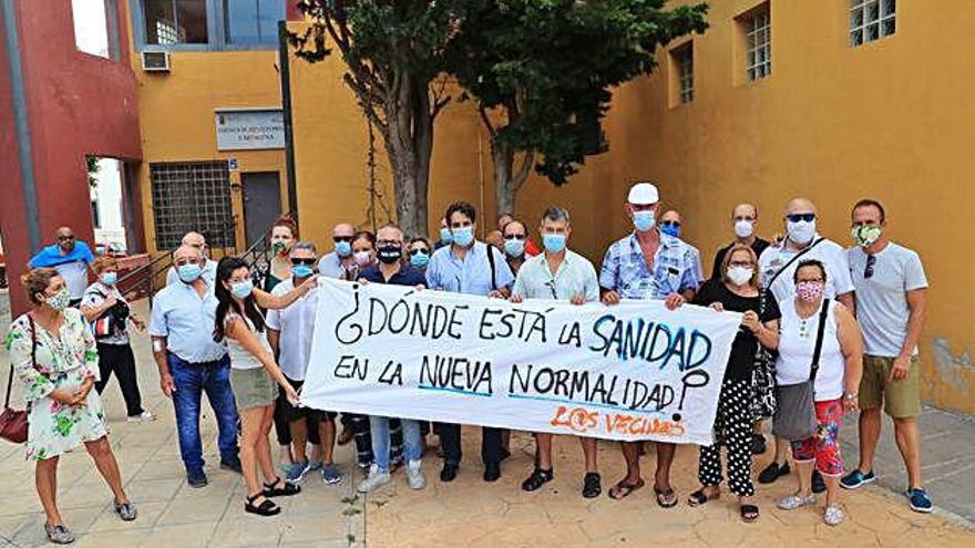 Los manifestantes sostienen una gran pancarta durante la concentración.