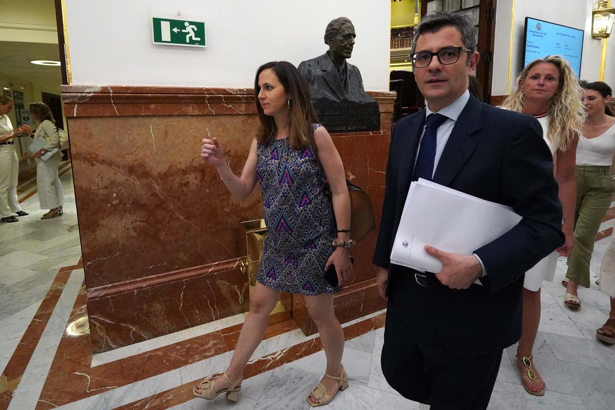 La exministra Ione Belarra y el ministro de Presidencia, Félix Bolaños, en una imagen de archivo de verano de 2022. 