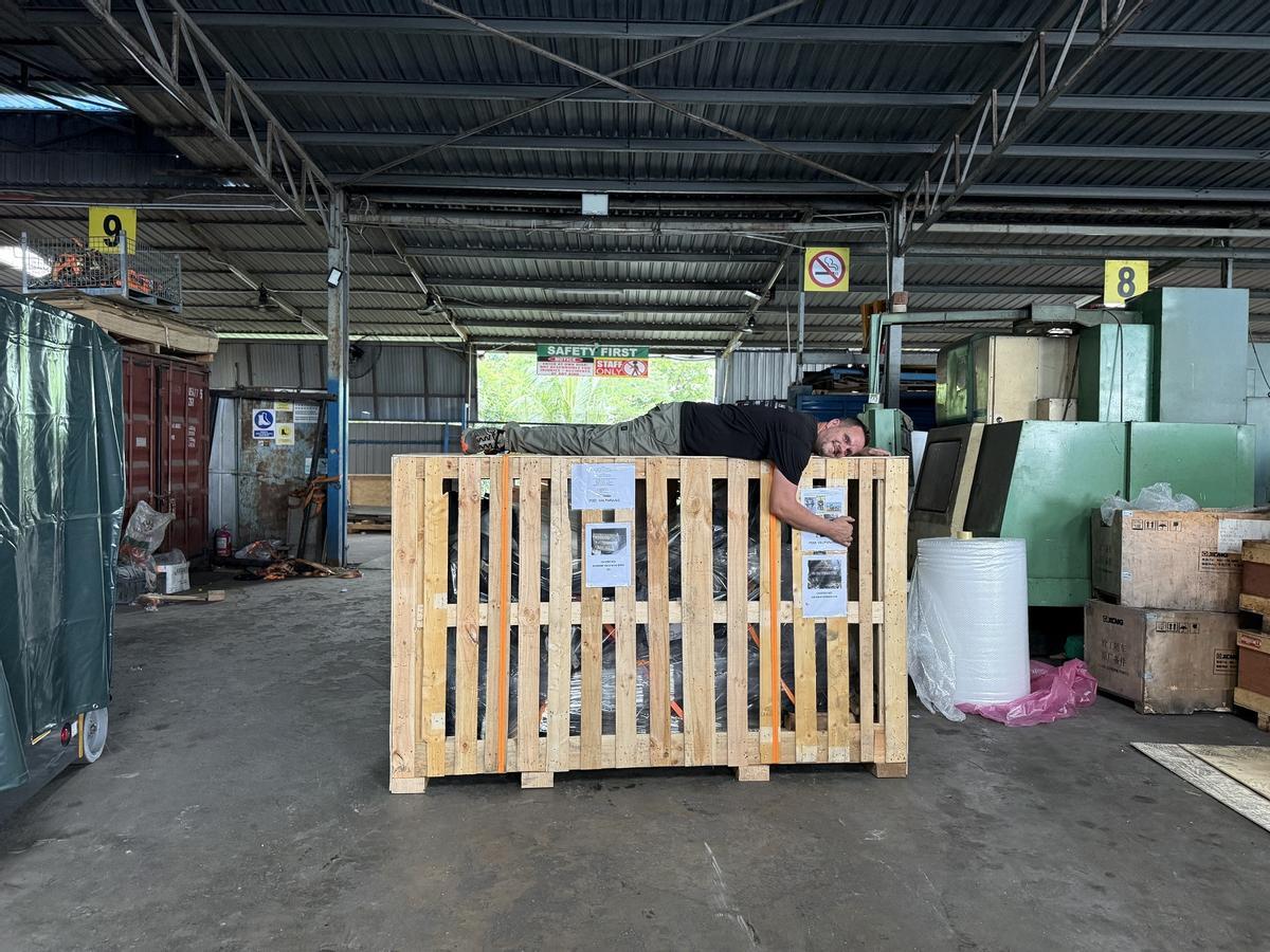 El malagueño Daniel Acedo envío la moto desde Kuala Lumpur (capital de Malasia) a Chile, su próximo país, en abril.