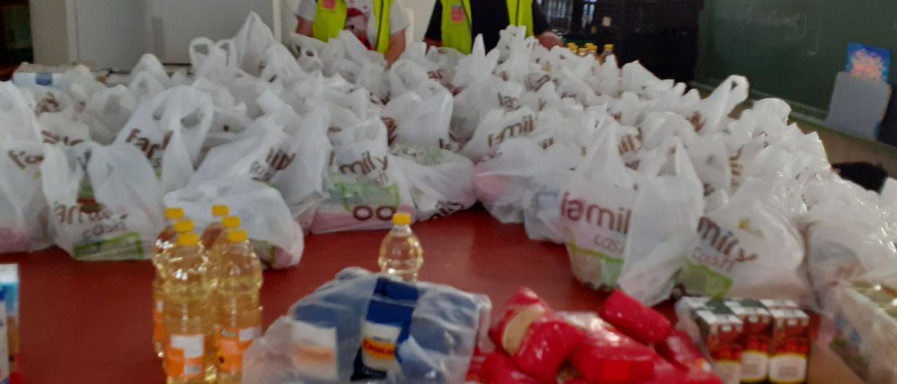 Bolsas de comida preparadas en el banco de alimentos en un día de reparto, en una imagen de archivo. | PASCUAL FANDOS