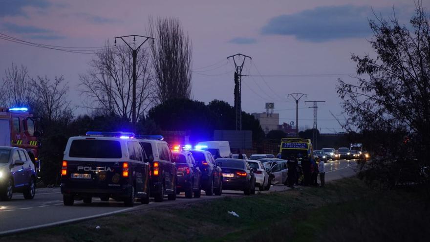 Arriba: vista general del lugar del accidente. Debajo, dos vehículos implicados.