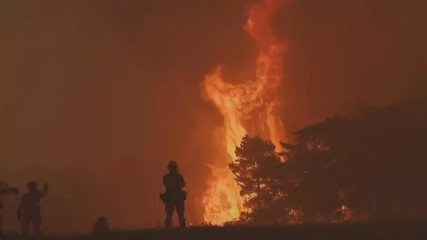 Vídeo | Así han sido los trabajos de extinción del incendio de Las Peñas de Riglos durante la madrugada del sábado
