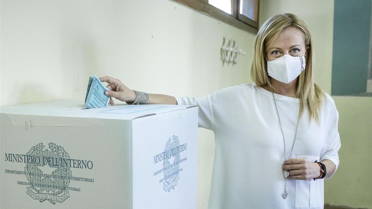 La líder de los Hermanos de Italia, Giorgia Meloni, vota este lunes en Roma.