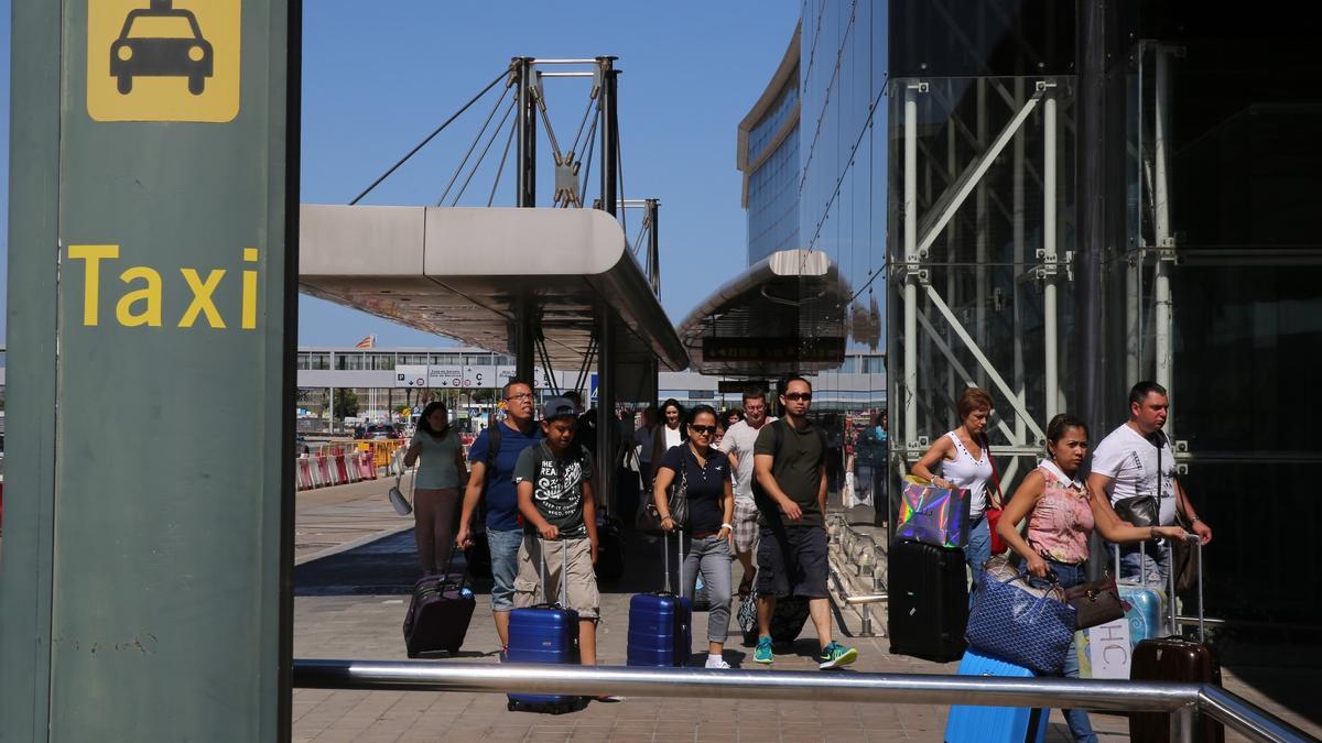 Letrero que indica la situación de una parada de taxis en el Aeropuerto de Barcelona - El Prat
