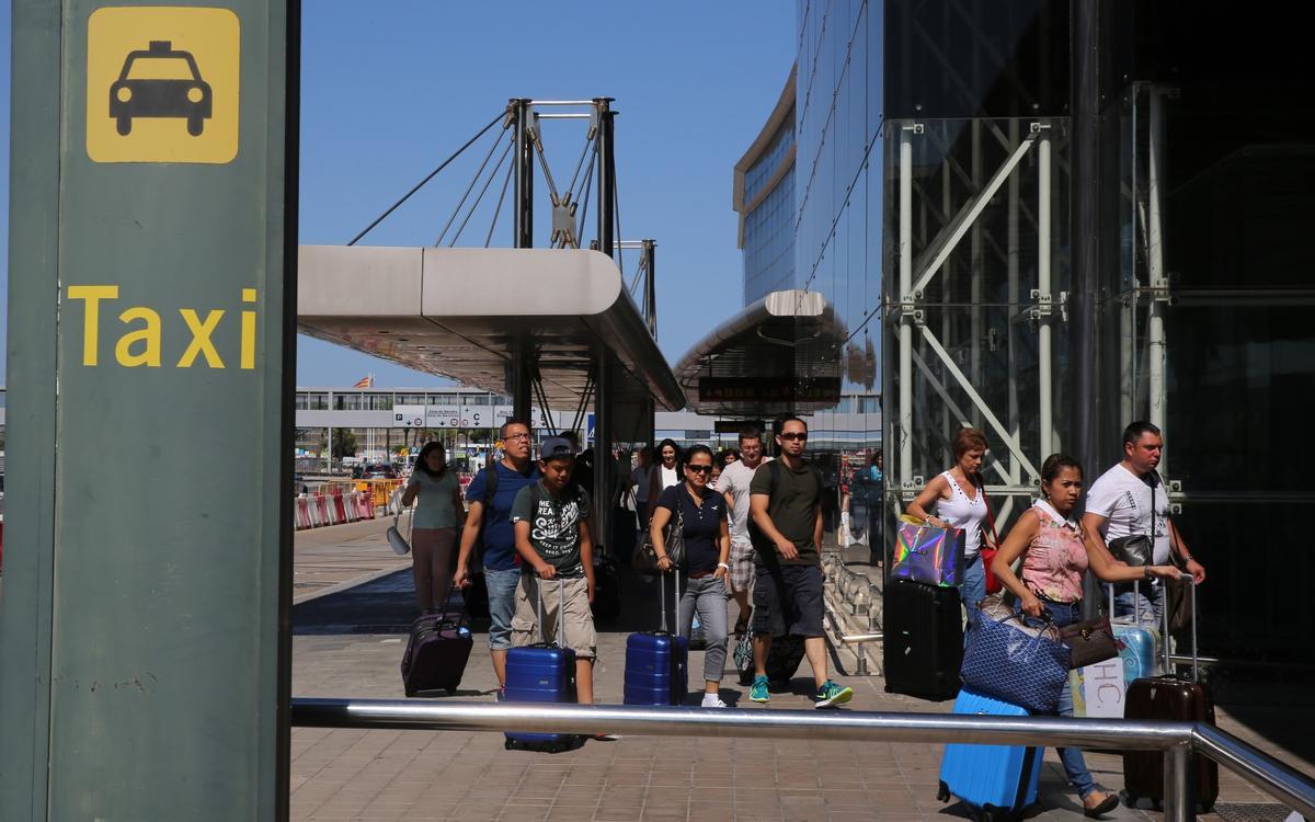 El taxi anuncia més accions «sorpresa» contra els conductors «pirata» de l’aeroport de Barcelona