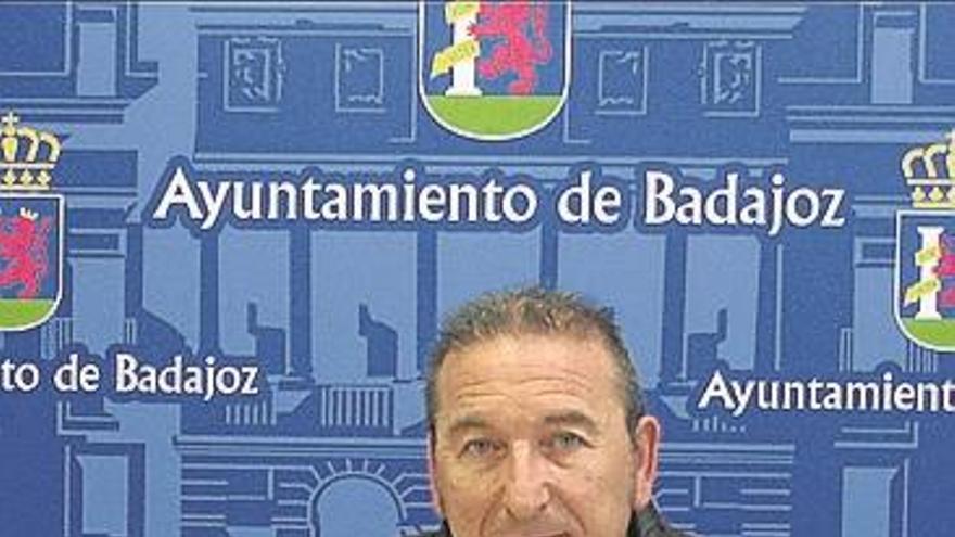 El PSOE ve inviable que Montesinos abra 24 horas por la falta de agentes