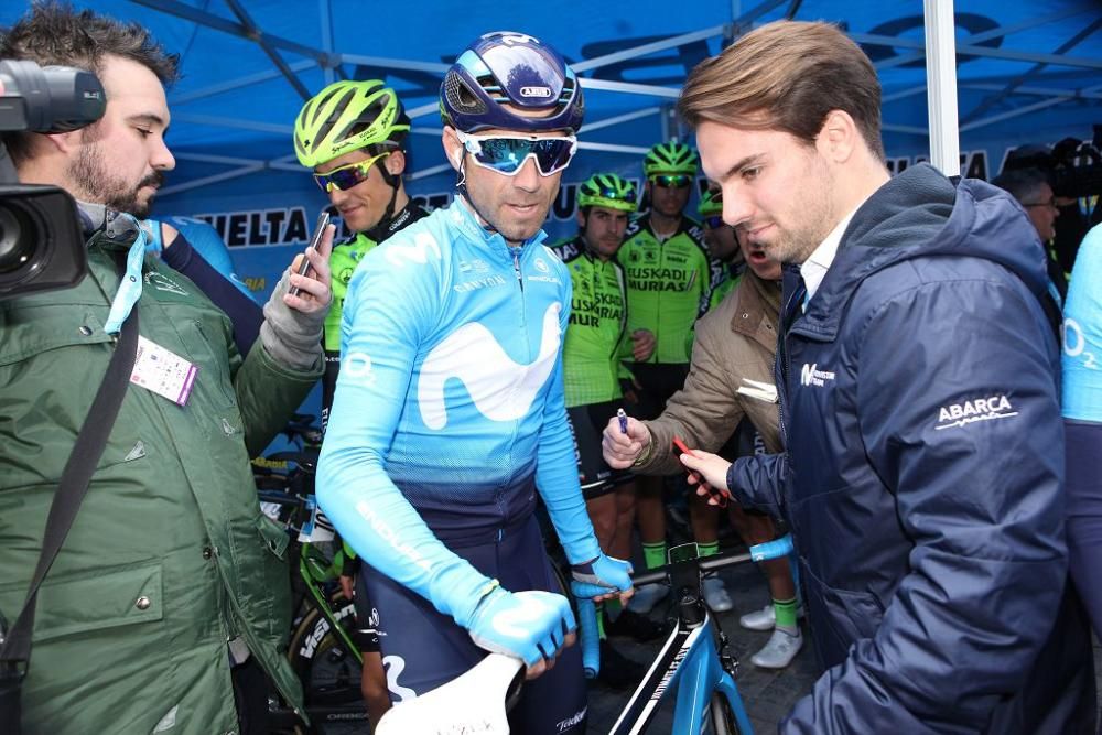 Ambiente a la salida y la llegada de la Vuelta Ciclista a Murcia