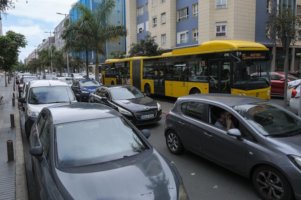 Vehículos en doble fila en Luis Doreste Silva