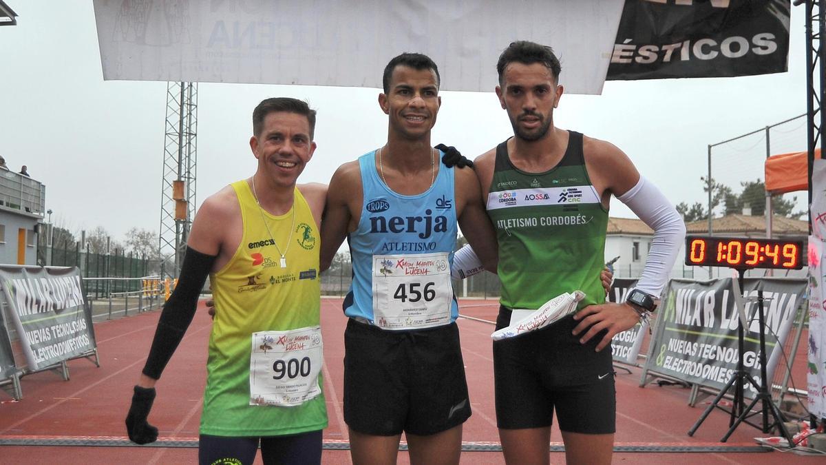 Diego Tirado (tercero), Mohamed Lansi (primero) y Juan Ignacio Grondona (segundo), tras acabar la Media Maratón de Lucena.