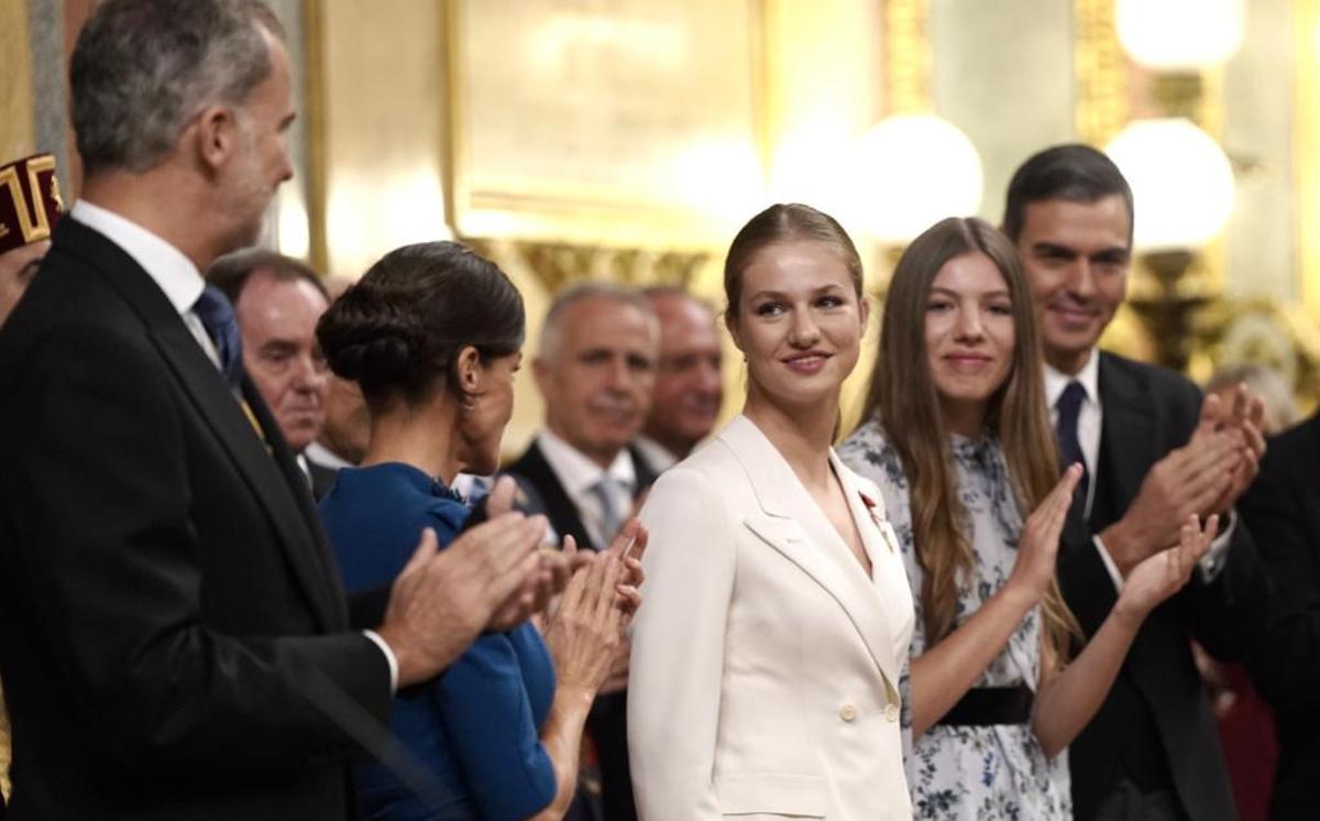 El ‘look’ d’Elionor en la jura de la Constitució: un vestit jaqueta blanc impol·lut que amaga un doble homenatge als seus pares