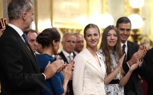 El ‘look’ d’Elionor en la jura de la Constitució: un vestit jaqueta blanc impol·lut que amaga un doble homenatge als seus pares