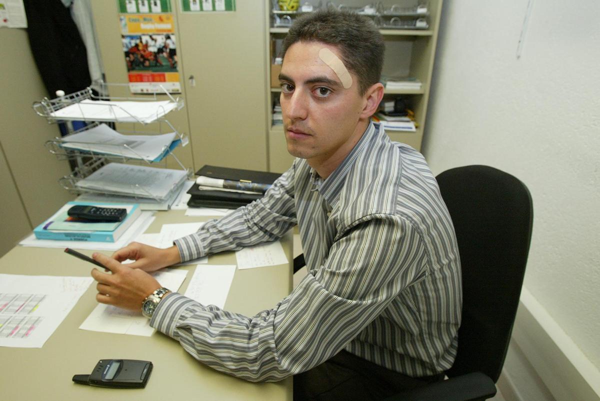 Jesús Téllez treballant al Servei d'Esports de la UdG després de ser agredit al derbi valencià.