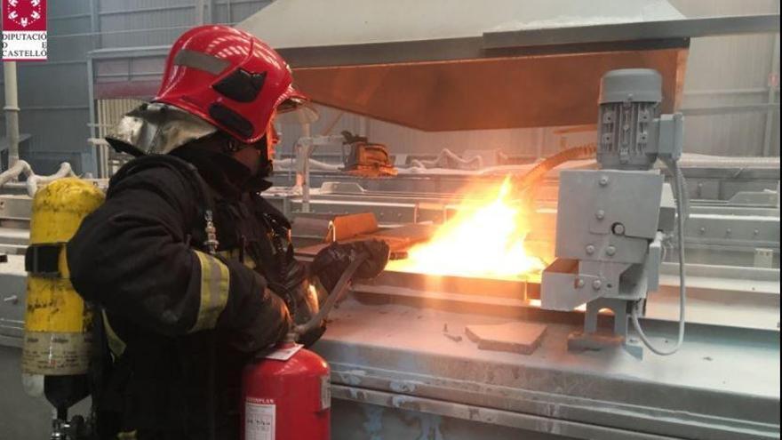 Fuego en un horno de una azulejera