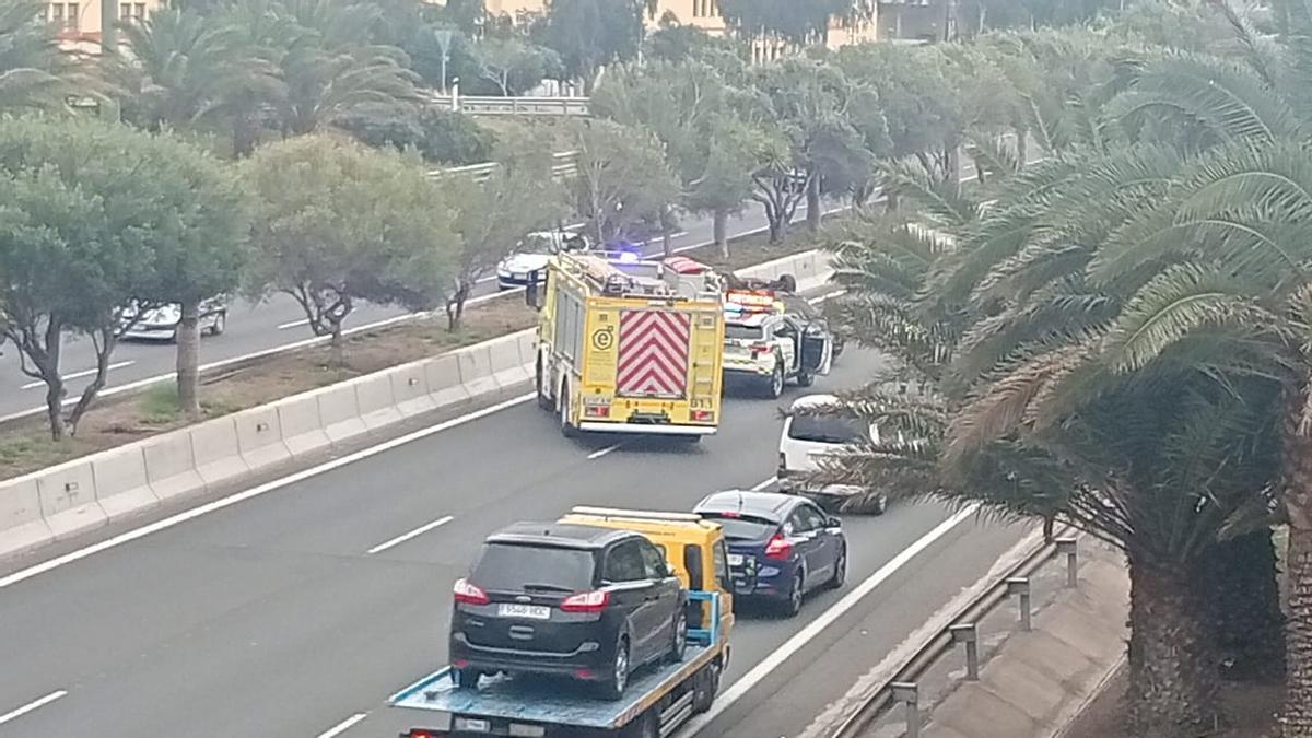 Vuelco de un coche en la GC-1 activa a bomberos y Guardia Civil