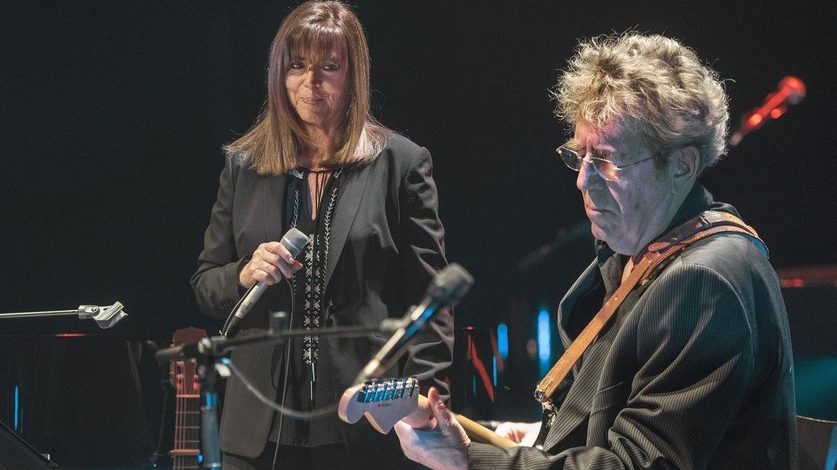 Maria del Mar Bonet, y Quico Pi de la Serra , en el Teatre Joventut de l Hospitalet .