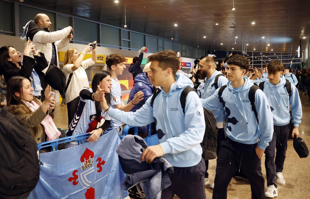La llegada del Celta a Peinador tras la victoria ante el Olympique de Lyon