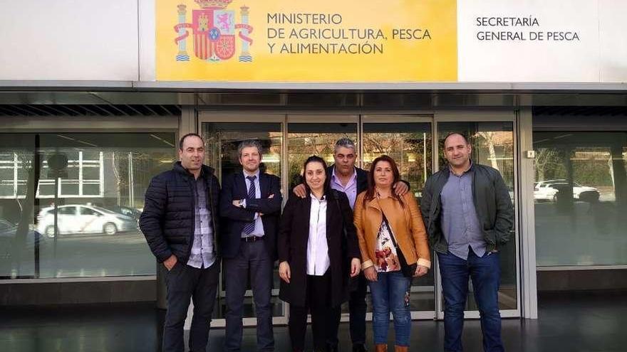 El patrón de Barallobre con el abogado, las patronas de Ferrol y Vilanova, Aldán (detrás) y Rianxo. // Fdv