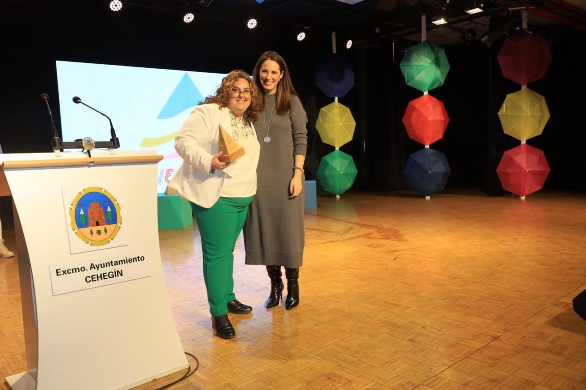 La diputada Pepa Carreño entregando la distinción a una de las premiadas