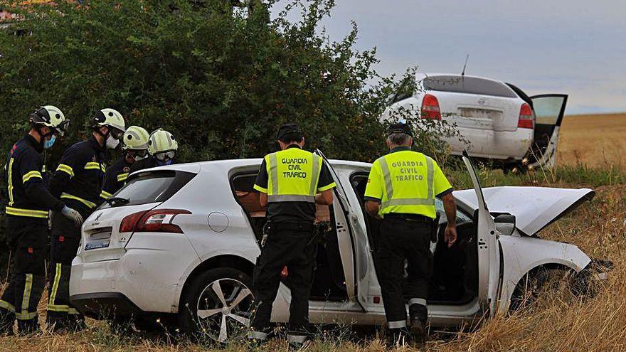 Guardia Civil y bomberos en la zona del siniestro. 