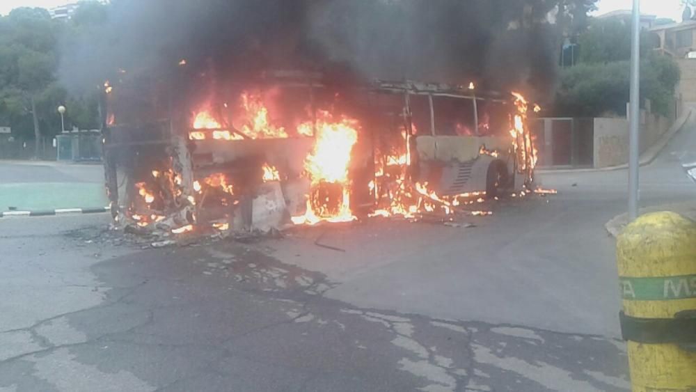 Un autobús arde en Campoamor