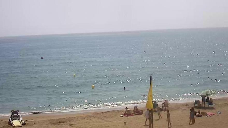 Tavernes abre la playa al no hallar carabelas pero pide precaución