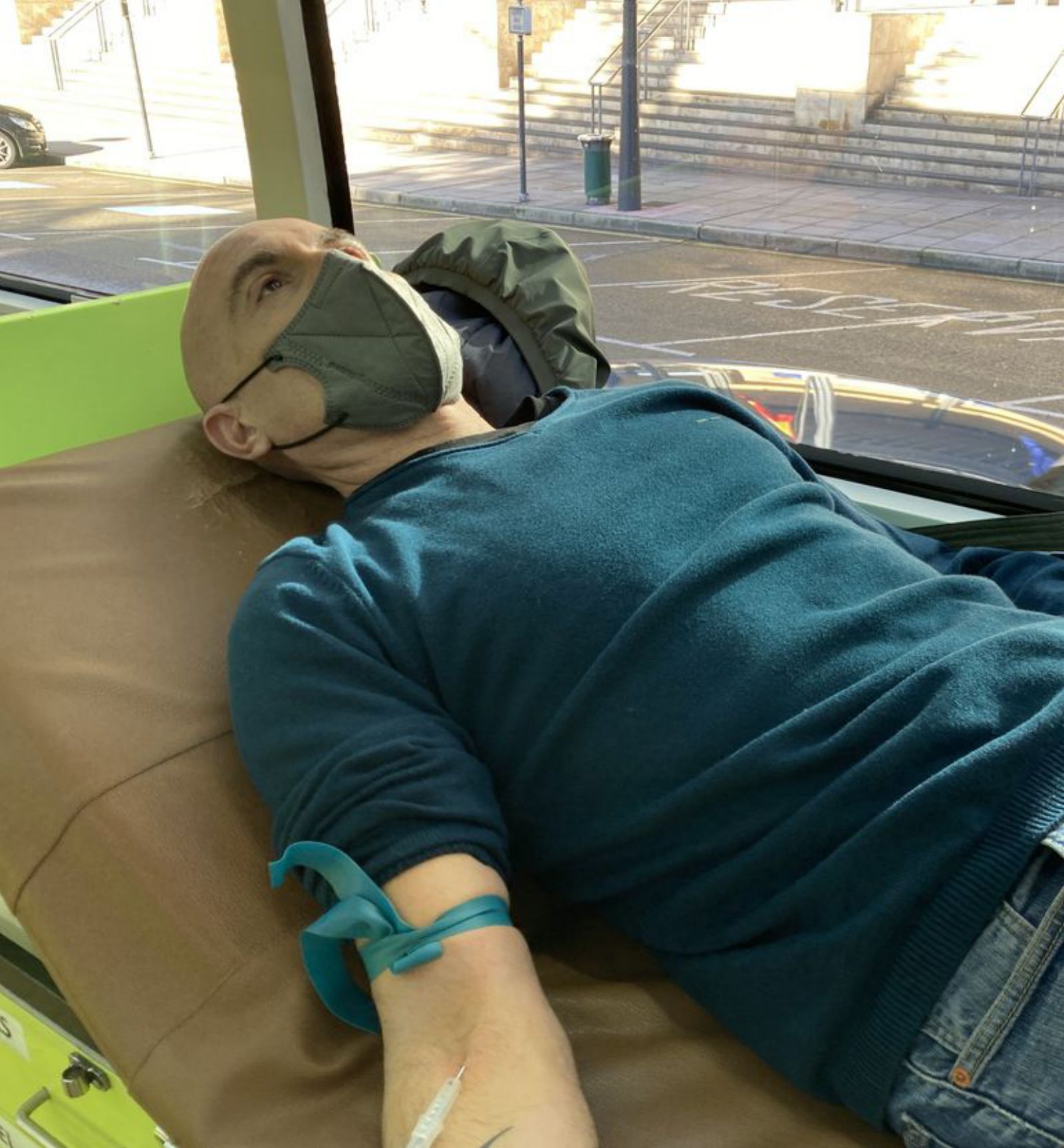 Pedro Ignacio Gómez dona sangre, ayer, en Oviedo. 