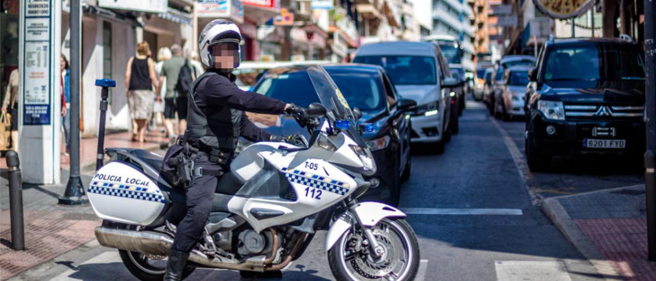 Un agente de la Policía Local de Benidorm patrullando.