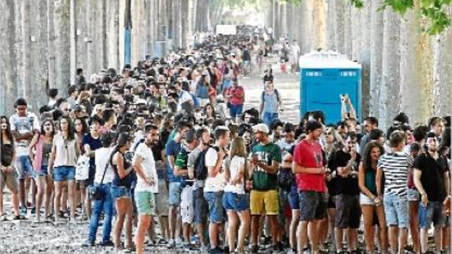 L&#039;espera a la cua d&#039;accés a la Fira de Girona es va fer més suportable sota l&#039;ombra dels arbres de la Devesa