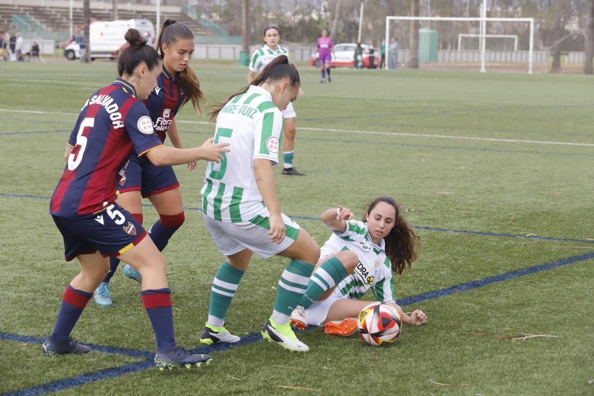 Ana Ocón y Yanire pugnan por el esférico frente al Levante B.