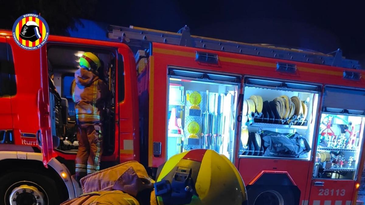 Siete policías, tres miembros de Protección Civil y un guardia civil, atendidos por el incendio en residencia de Moncada