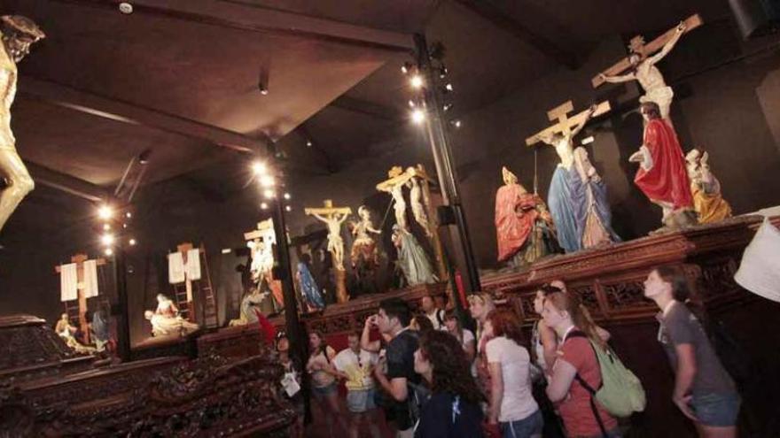 Visita de un grupo de jóvenes extranjeros al Museo de Semana Santa.