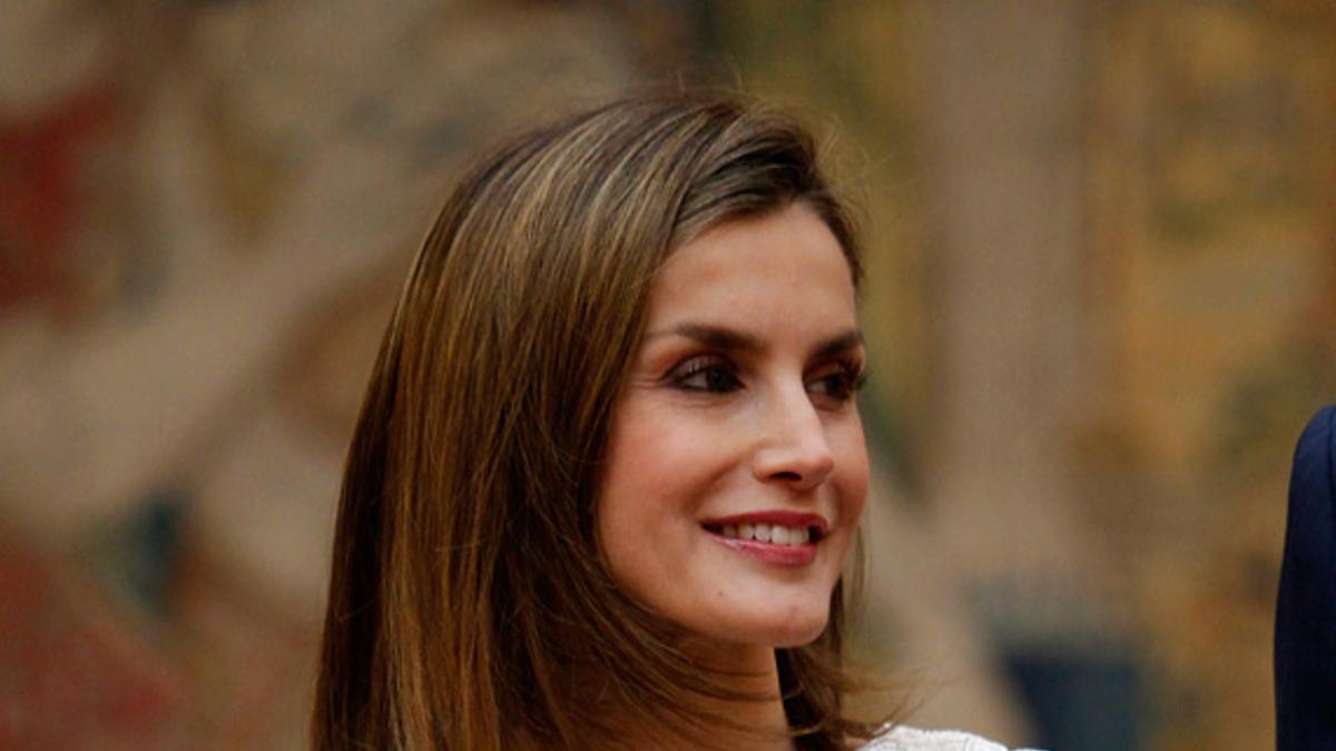 Letizia Ortiz con vestido blanco de Felipe Varela en el Palacio Real