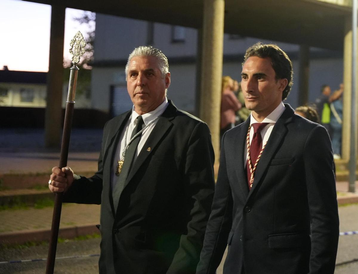 El hermano mayor de Jesús Obrero, Florencio Rodríguez (izquierda), junto al novillero Juan Ángel Corbacho durante la procesión.