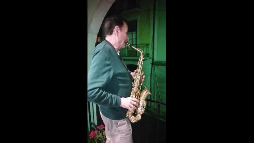 Albert Monjó al seu balcó tocant el saxofó