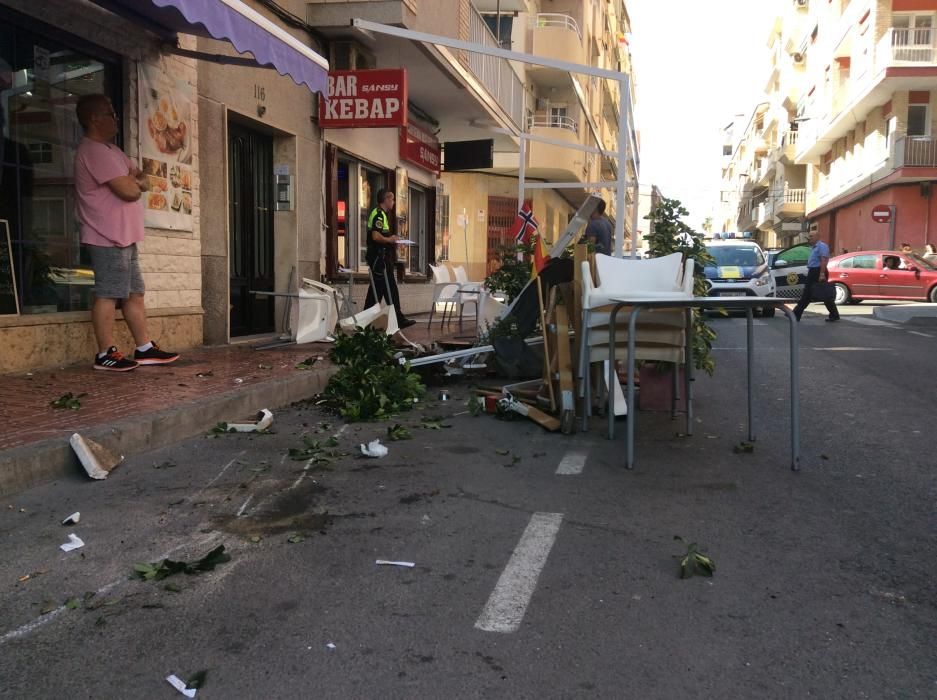 Espectacular accidente sin heridos en Torrevieja al arrollar un vehículo dos terrazas