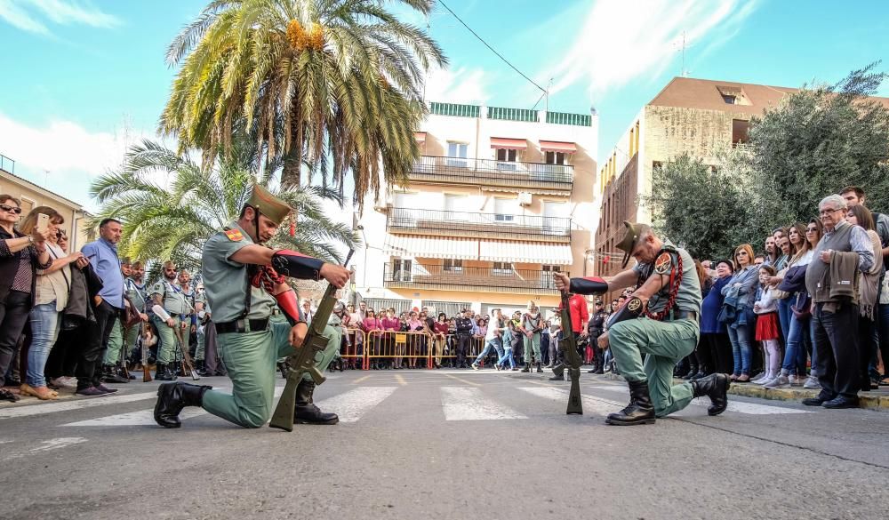 Multitud de público arropó la procesión organizada por la Hermandad del Calvario de Elda, en la que sesenta exlegionarios portaron a hombros el trono.