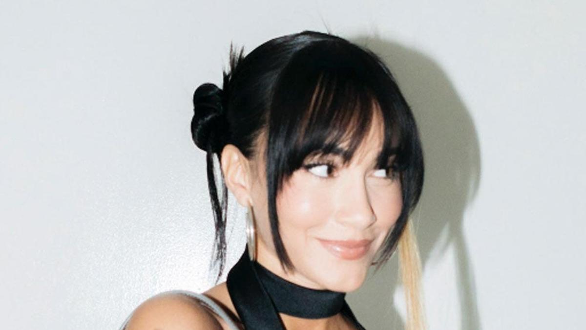 Aitana con bolso plateado