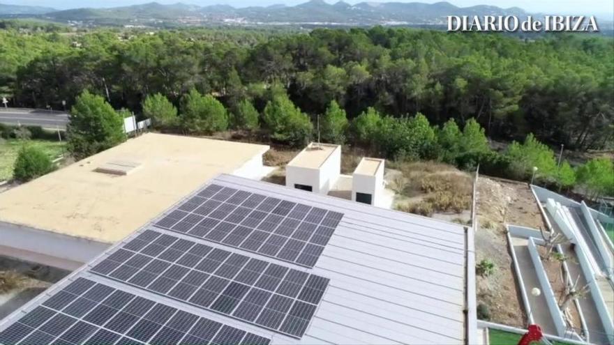 Sant Antoni instala 76 placas fotovoltaicas en el Campo Municipal de Deportes de Sant Rafel