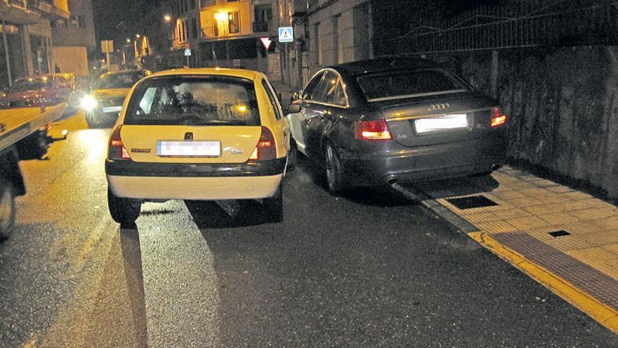 Choque del vehículo contra otro estacionado, en Salceda. // FDV