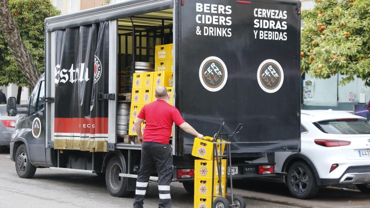 Distribución de bebidas a un establecimiento en Córdoba este martes.