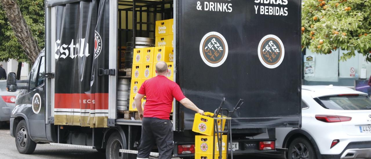 Distribución de bebidas a un establecimiento en Córdoba este martes.