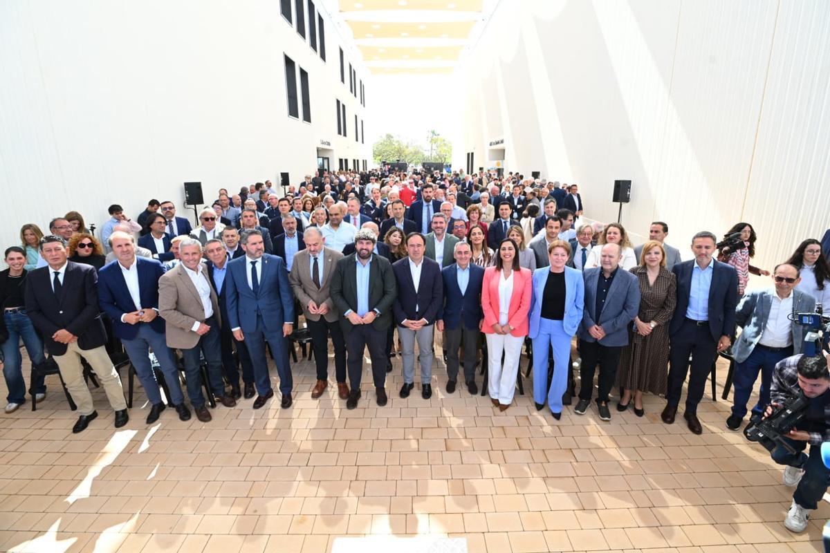 Autoridades políticas, sociales, agrarias y los regantes del Trasvase Tajo-Segura, este luns en la Casa de Cultura del Pilar de la Horadada.