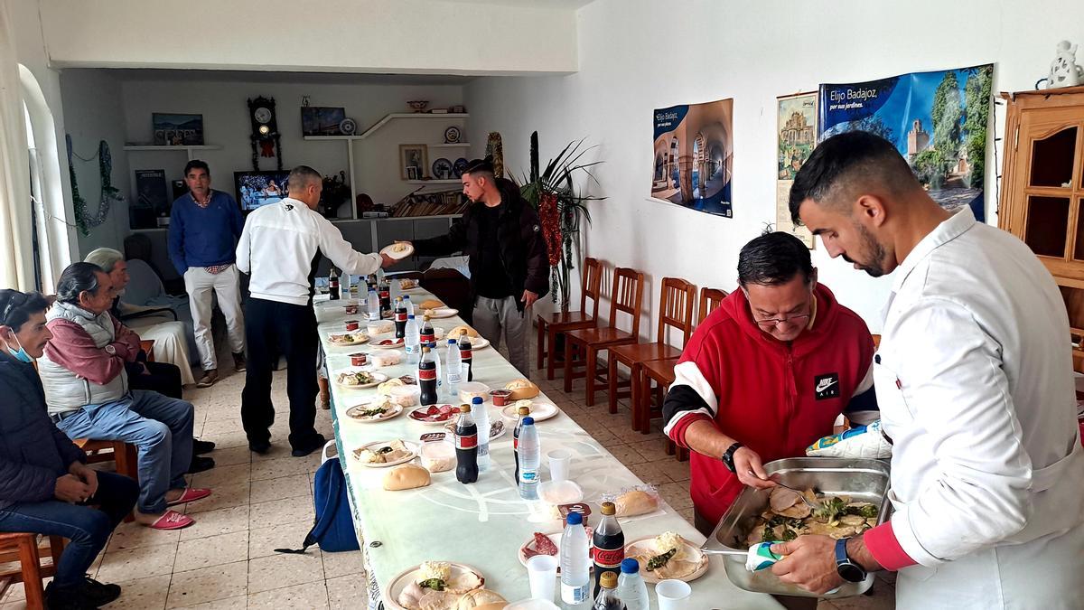 Usuarios del albergue de Bravo Murillo preparan la mesa para celebrar la comida de Navidad, este domingo.