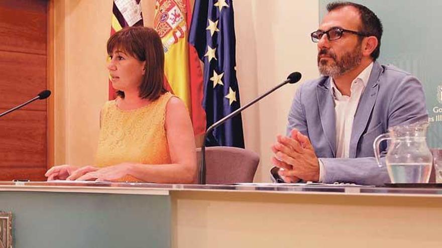 La presidenta Francina Armengol y el vicepresidente Biel Barceló durante su comparecencia de ayer para repasar el año de legislatura.